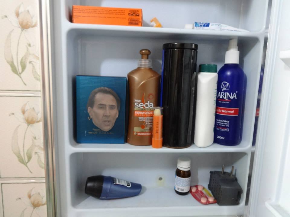 Homem encontra mais de 600 fotos do Nicolas Cage espalhadas pela casa