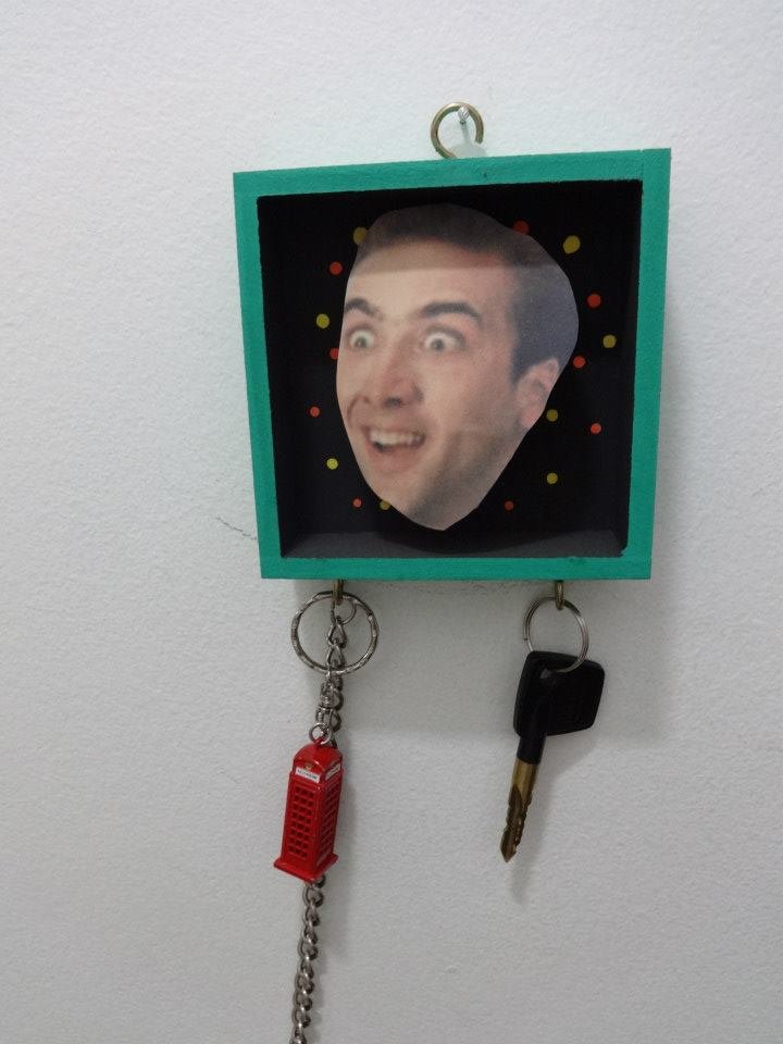 Homem encontra mais de 600 fotos do Nicolas Cage espalhadas pela casa
