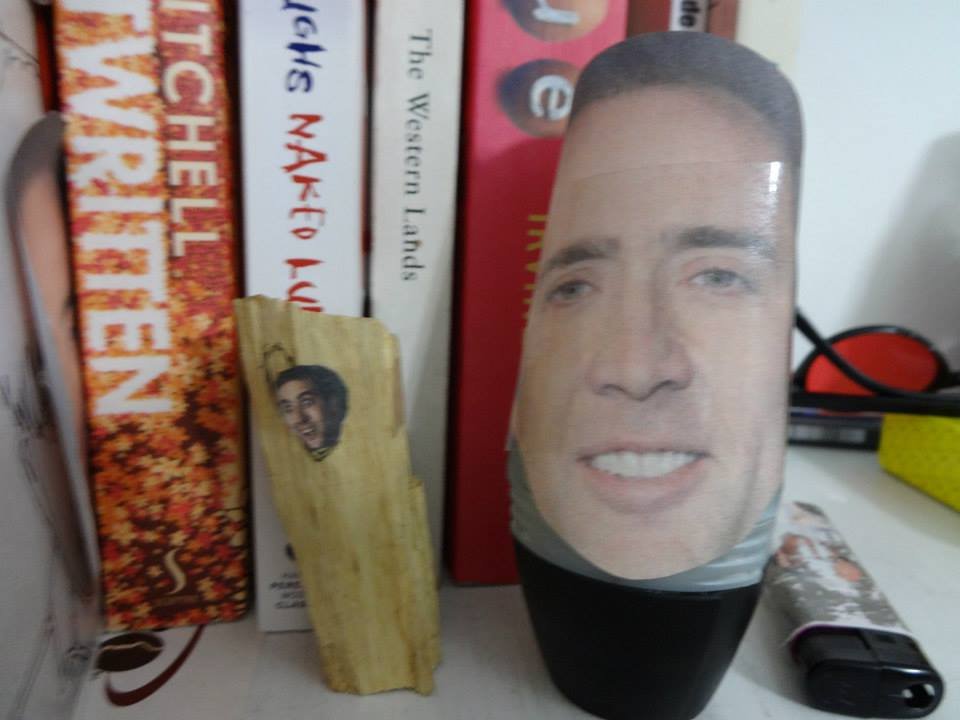 Homem encontra mais de 600 fotos do Nicolas Cage espalhadas pela casa