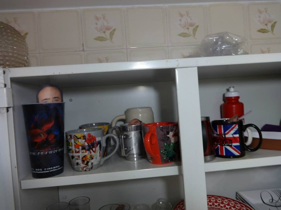Homem encontra mais de 600 fotos do Nicolas Cage espalhadas pela casa
