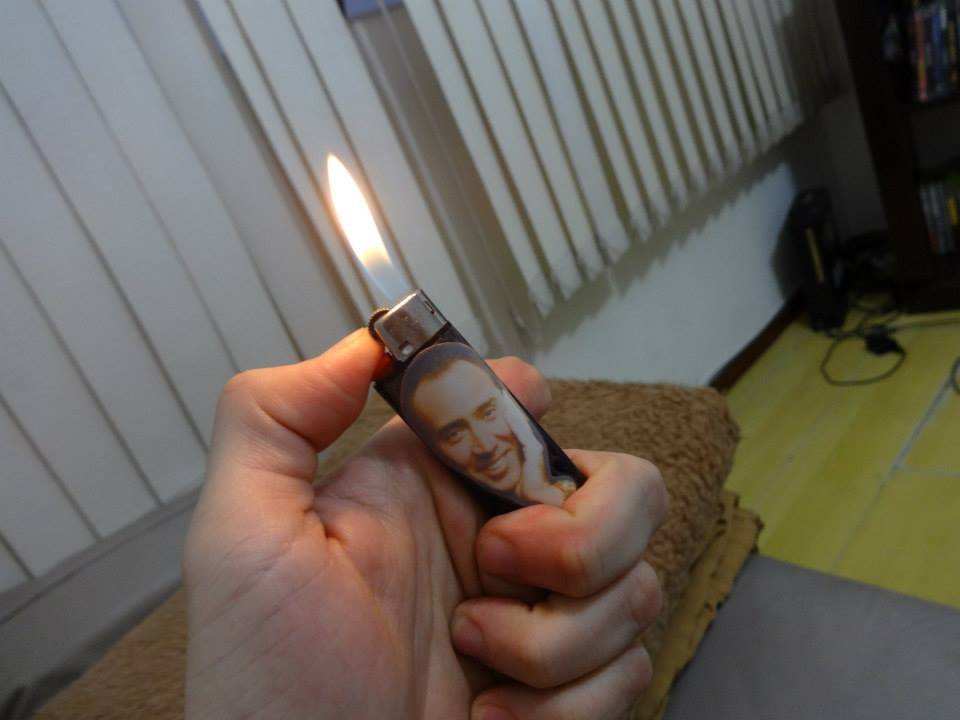 Homem encontra mais de 600 fotos do Nicolas Cage espalhadas pela casa