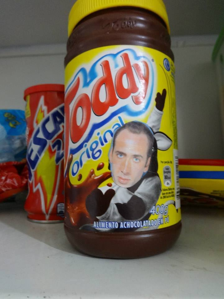 Homem encontra mais de 600 fotos do Nicolas Cage espalhadas pela casa