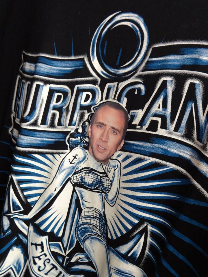 Homem encontra mais de 600 fotos do Nicolas Cage espalhadas pela casa