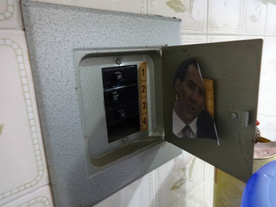 Homem encontra mais de 600 fotos do Nicolas Cage espalhadas pela casa