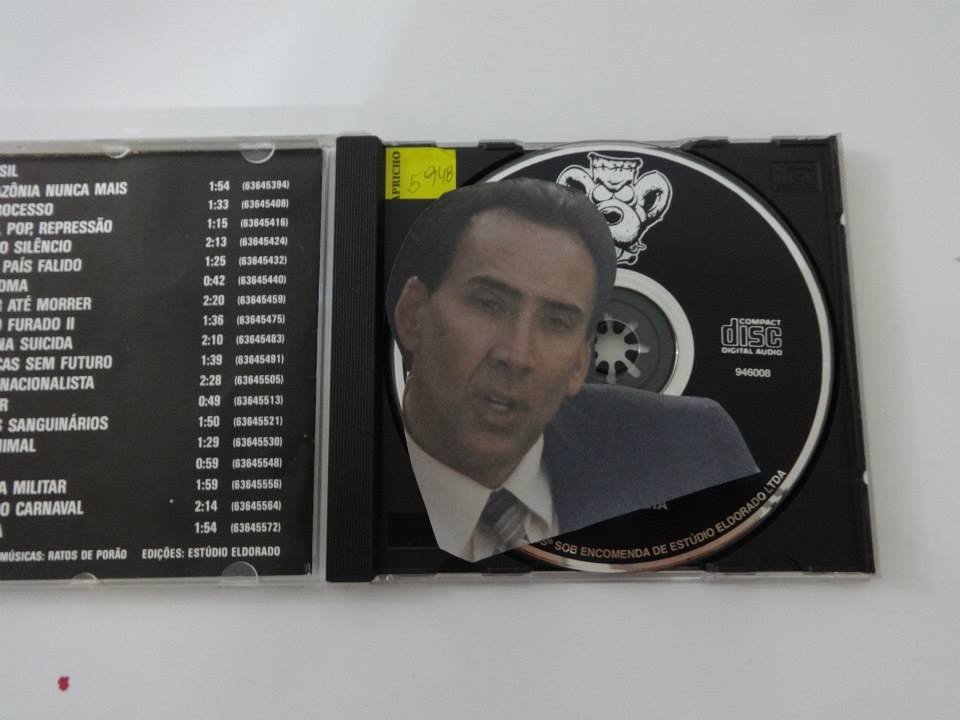 Homem encontra mais de 600 fotos do Nicolas Cage espalhadas pela casa