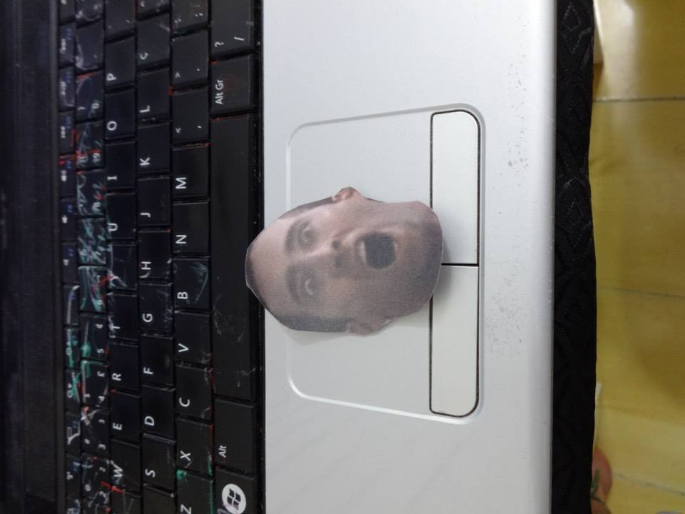 Homem encontra mais de 600 fotos do Nicolas Cage espalhadas pela casa