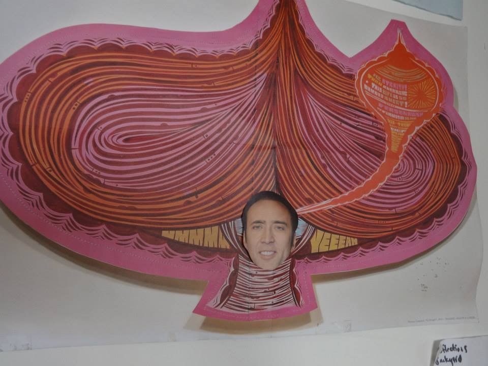Homem encontra mais de 600 fotos do Nicolas Cage espalhadas pela casa