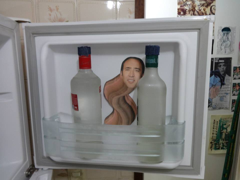 Homem encontra mais de 600 fotos do Nicolas Cage espalhadas pela casa