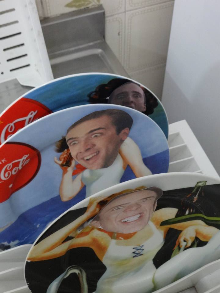 Homem encontra mais de 600 fotos do Nicolas Cage espalhadas pela casa