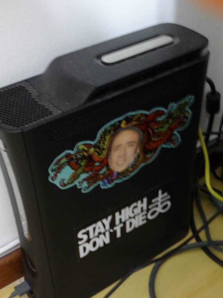 Homem encontra mais de 600 fotos do Nicolas Cage espalhadas pela casa