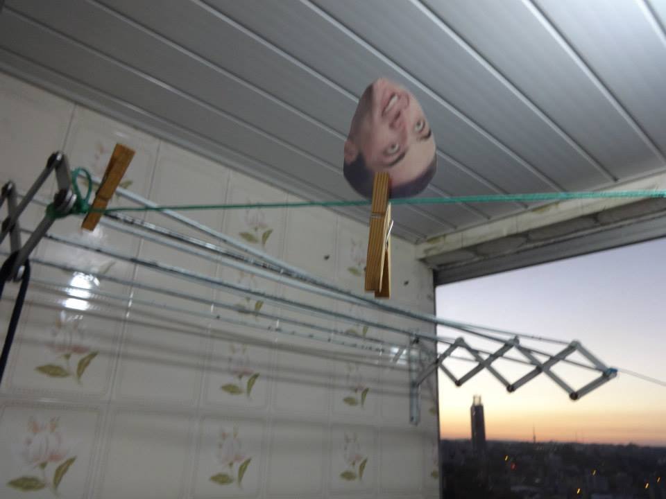 Homem encontra mais de 600 fotos do Nicolas Cage espalhadas pela casa