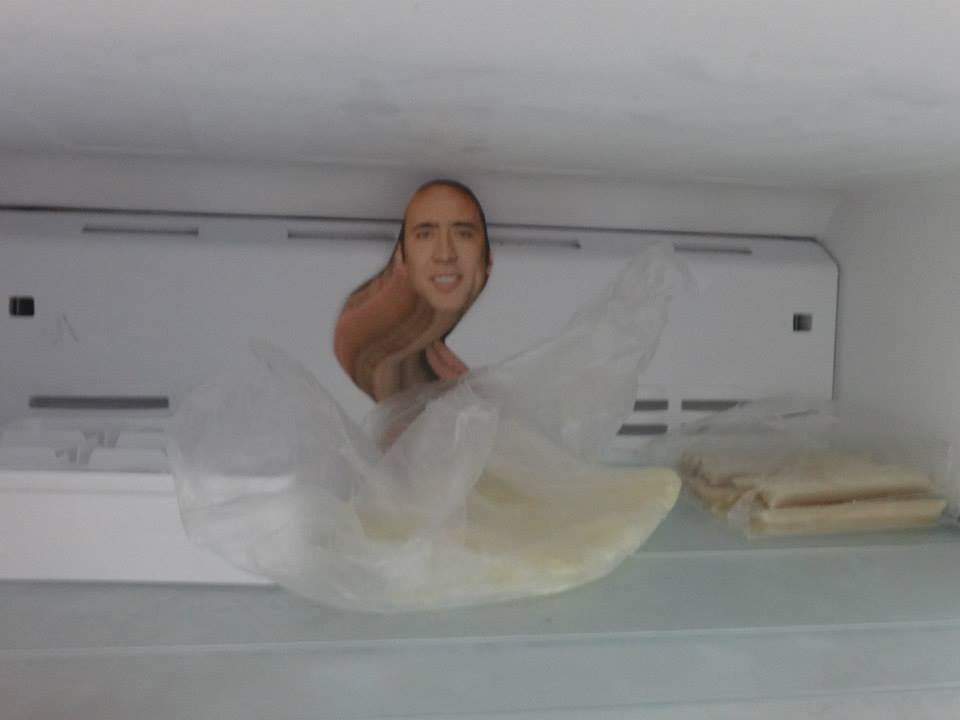 Homem encontra mais de 600 fotos do Nicolas Cage espalhadas pela casa