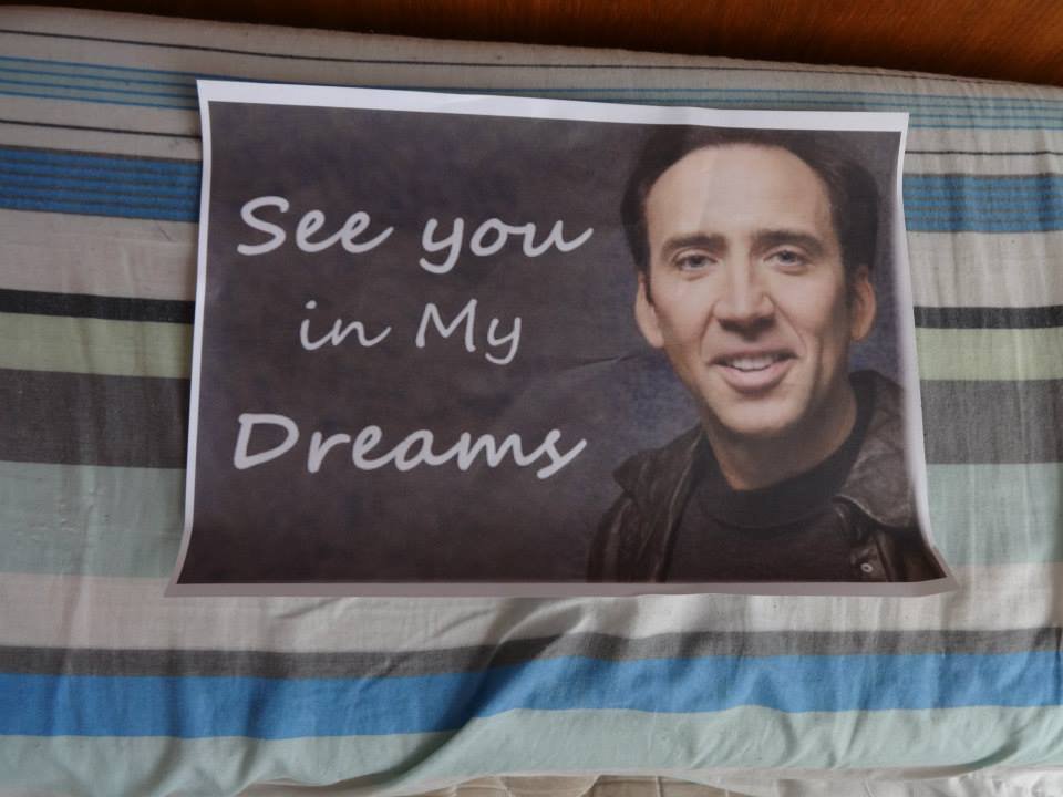 Homem encontra mais de 600 fotos do Nicolas Cage espalhadas pela casa