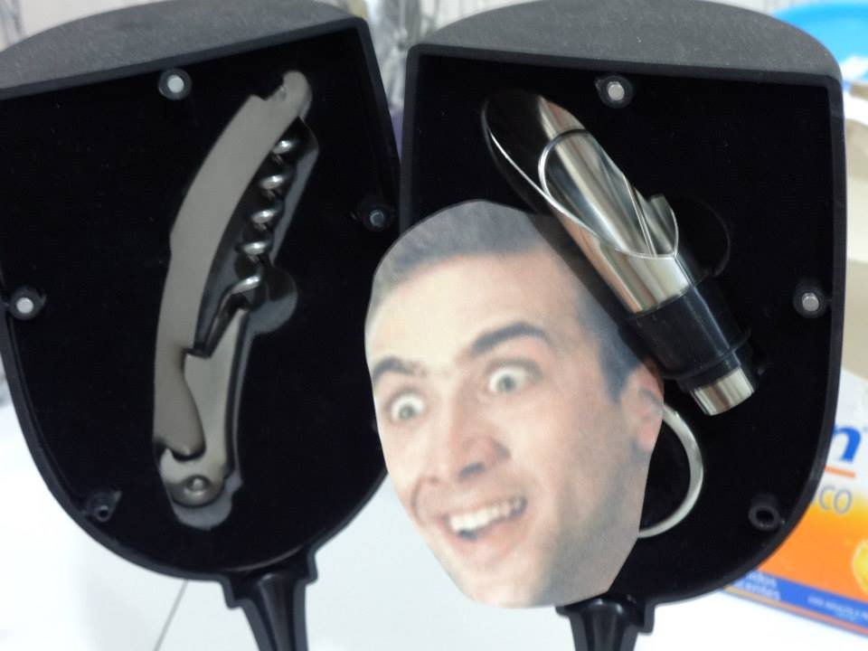 Homem encontra mais de 600 fotos do Nicolas Cage espalhadas pela casa