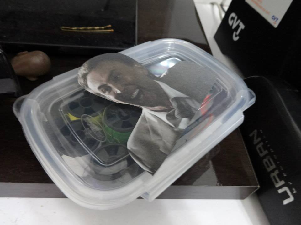 Homem encontra mais de 600 fotos do Nicolas Cage espalhadas pela casa