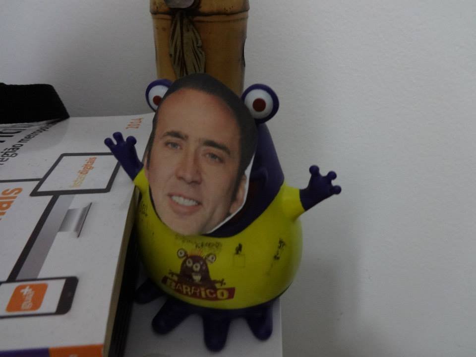 Homem encontra mais de 600 fotos do Nicolas Cage espalhadas pela casa
