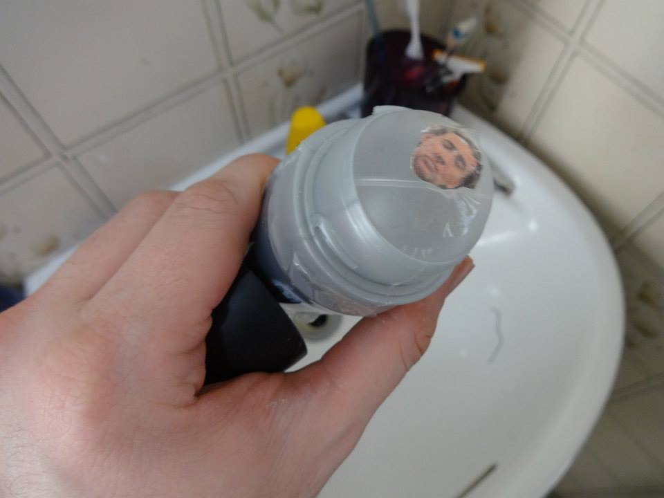 Homem encontra mais de 600 fotos do Nicolas Cage espalhadas pela casa