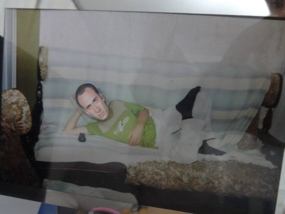 Homem encontra mais de 600 fotos do Nicolas Cage espalhadas pela casa