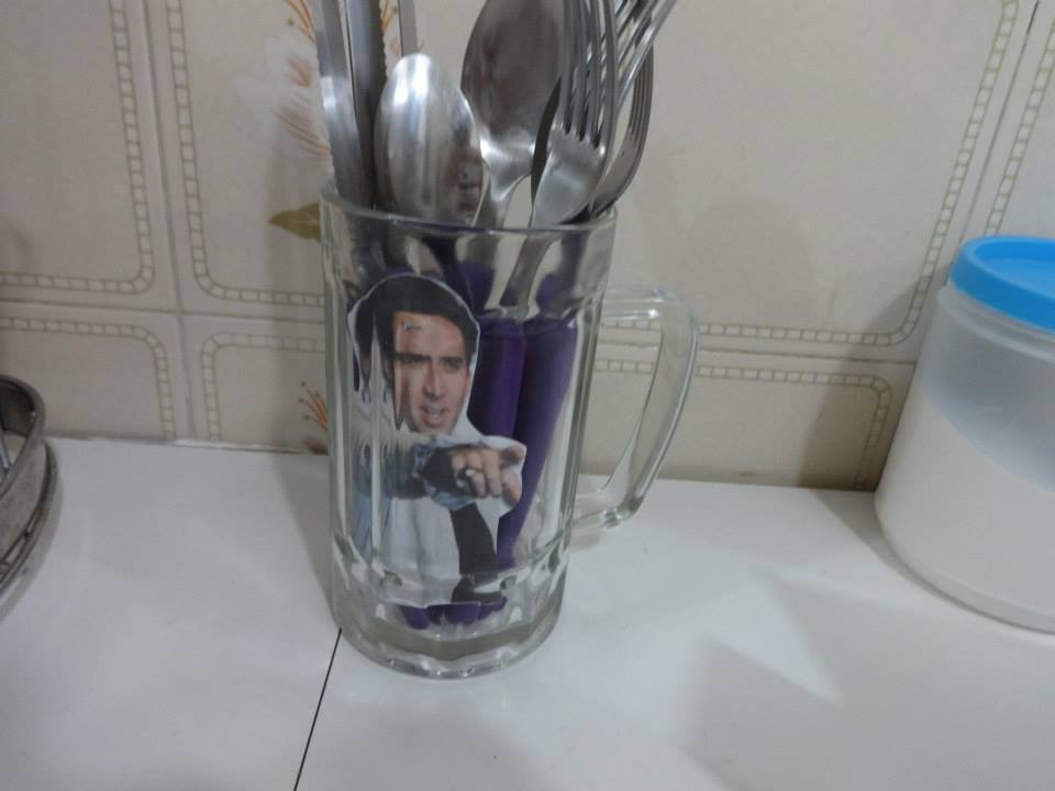 Homem encontra mais de 600 fotos do Nicolas Cage espalhadas pela casa