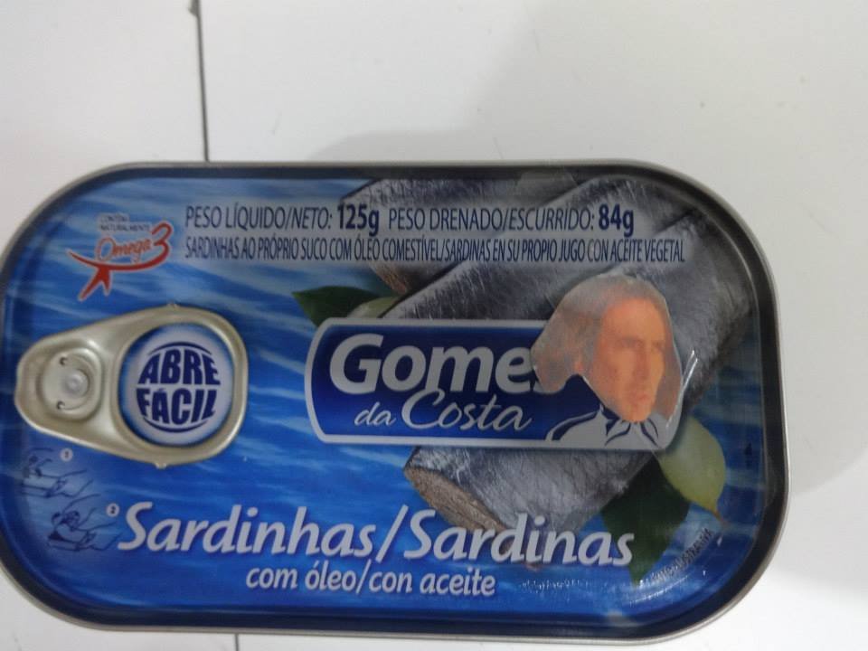 Homem encontra mais de 600 fotos do Nicolas Cage espalhadas pela casa