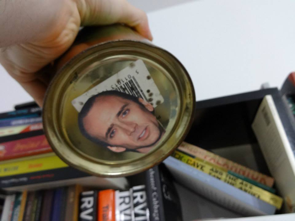 Homem encontra mais de 600 fotos do Nicolas Cage espalhadas pela casa