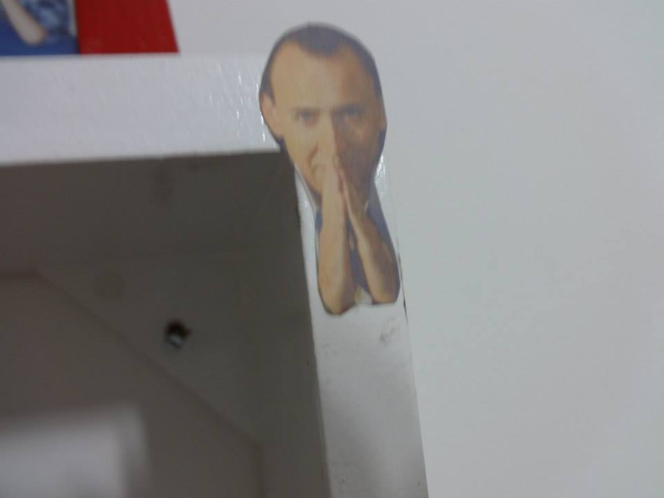 Homem encontra mais de 600 fotos do Nicolas Cage espalhadas pela casa