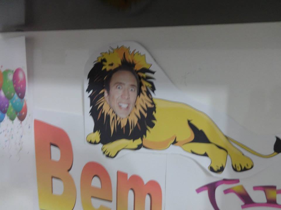 Homem encontra mais de 600 fotos do Nicolas Cage espalhadas pela casa