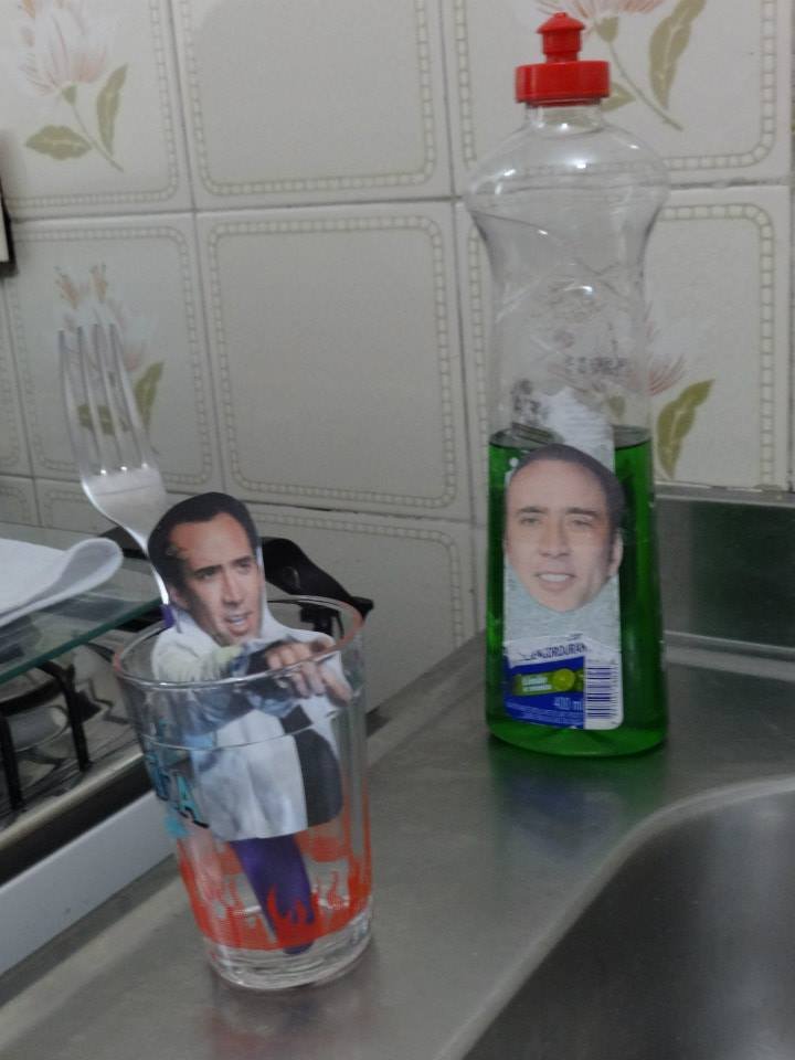 Homem encontra mais de 600 fotos do Nicolas Cage espalhadas pela casa