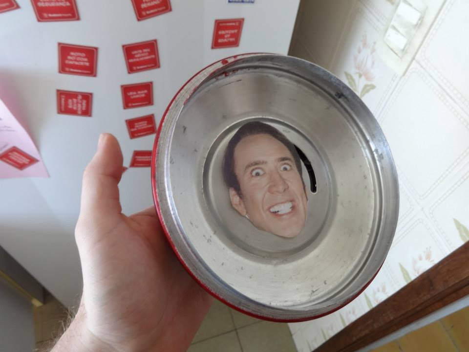 Homem encontra mais de 600 fotos do Nicolas Cage espalhadas pela casa
