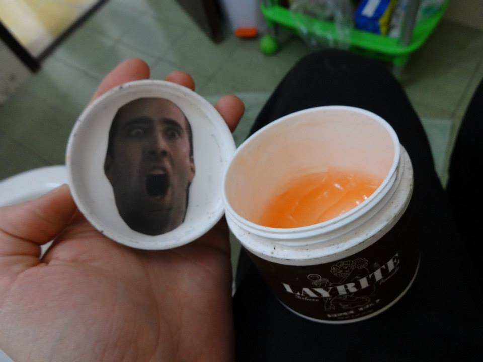 Homem encontra mais de 600 fotos do Nicolas Cage espalhadas pela casa