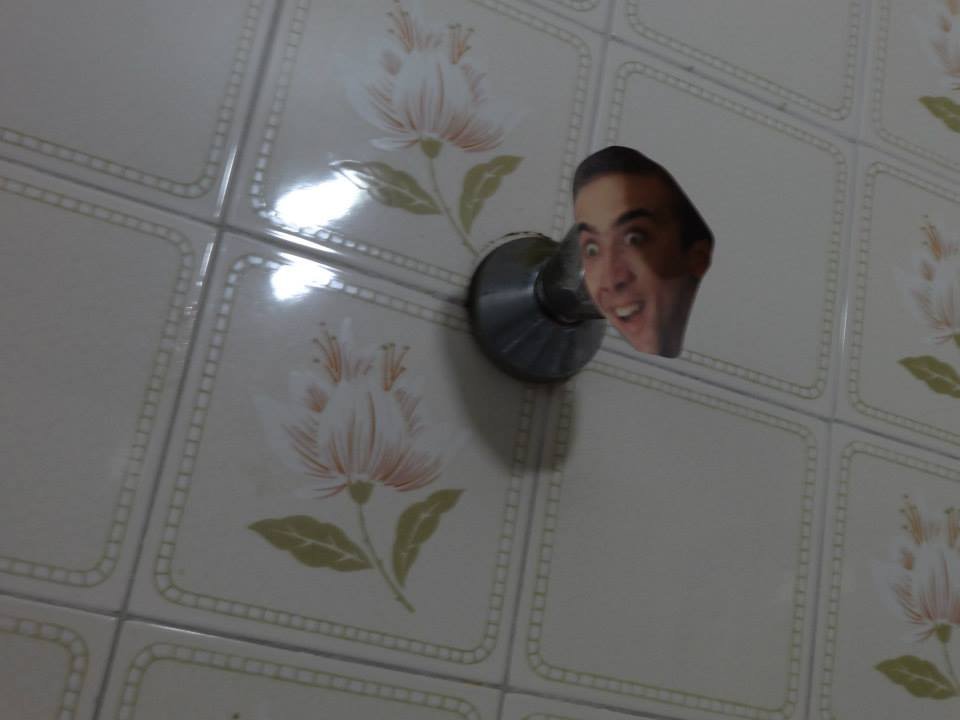 Homem encontra mais de 600 fotos do Nicolas Cage espalhadas pela casa