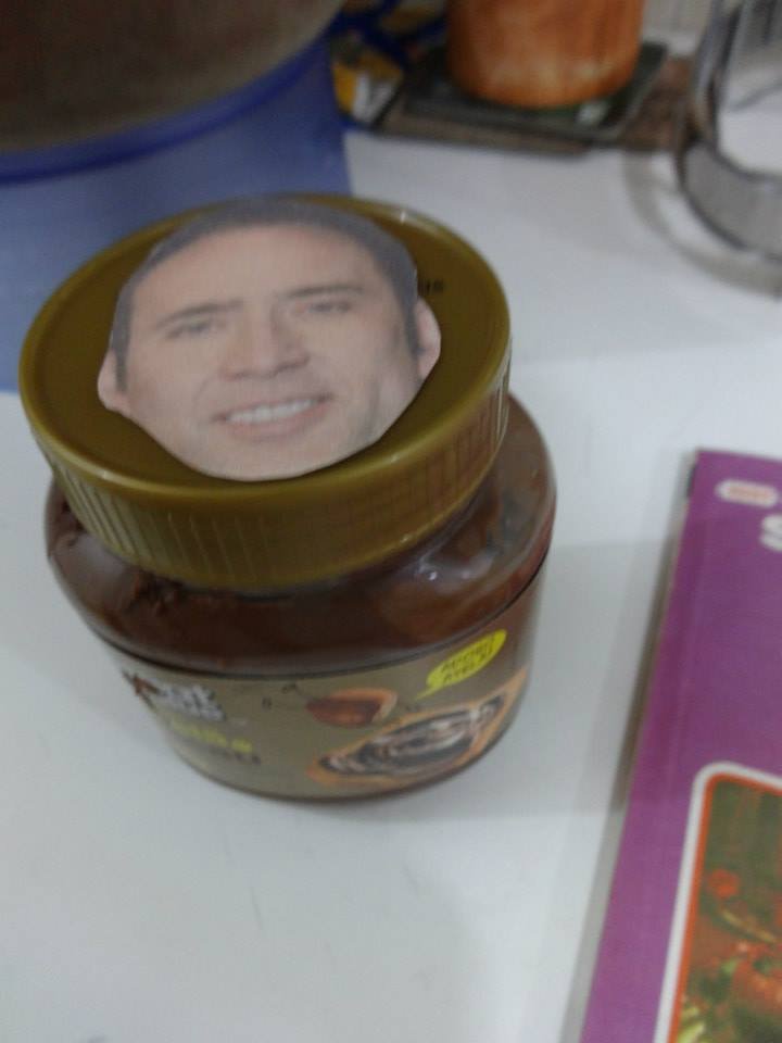 Homem encontra mais de 600 fotos do Nicolas Cage espalhadas pela casa