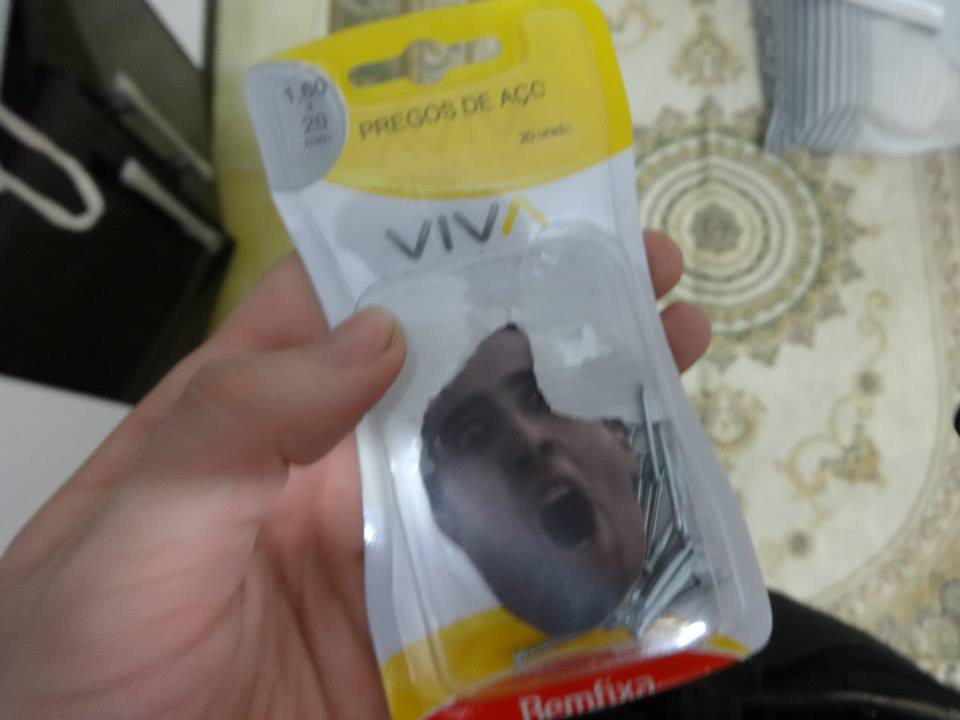 Homem encontra mais de 600 fotos do Nicolas Cage espalhadas pela casa