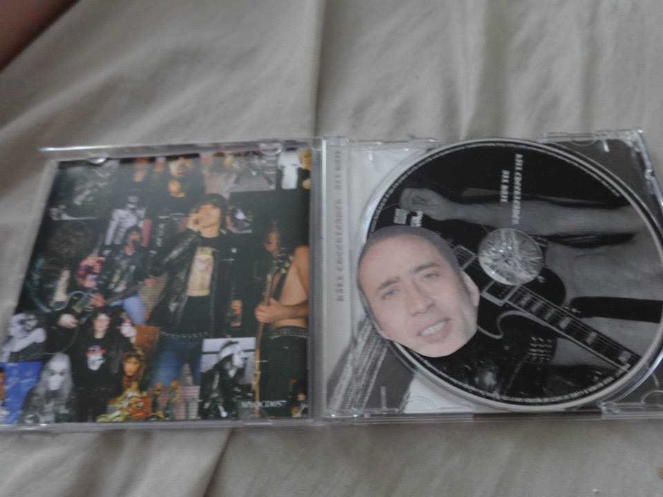 Homem encontra mais de 600 fotos do Nicolas Cage espalhadas pela casa