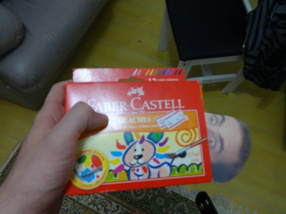 Homem encontra mais de 600 fotos do Nicolas Cage espalhadas pela casa