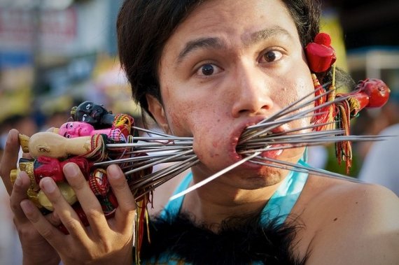 Festival vegetariano na Tailândia tem apresentação extrema de automutilação