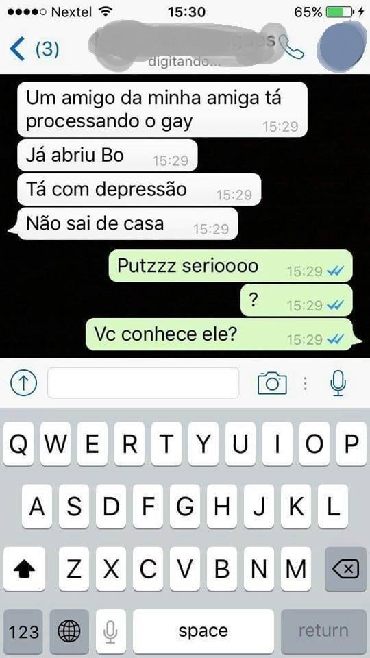 Força na peruca: fantasiado de mulher, rapaz beija 175 homens em festa