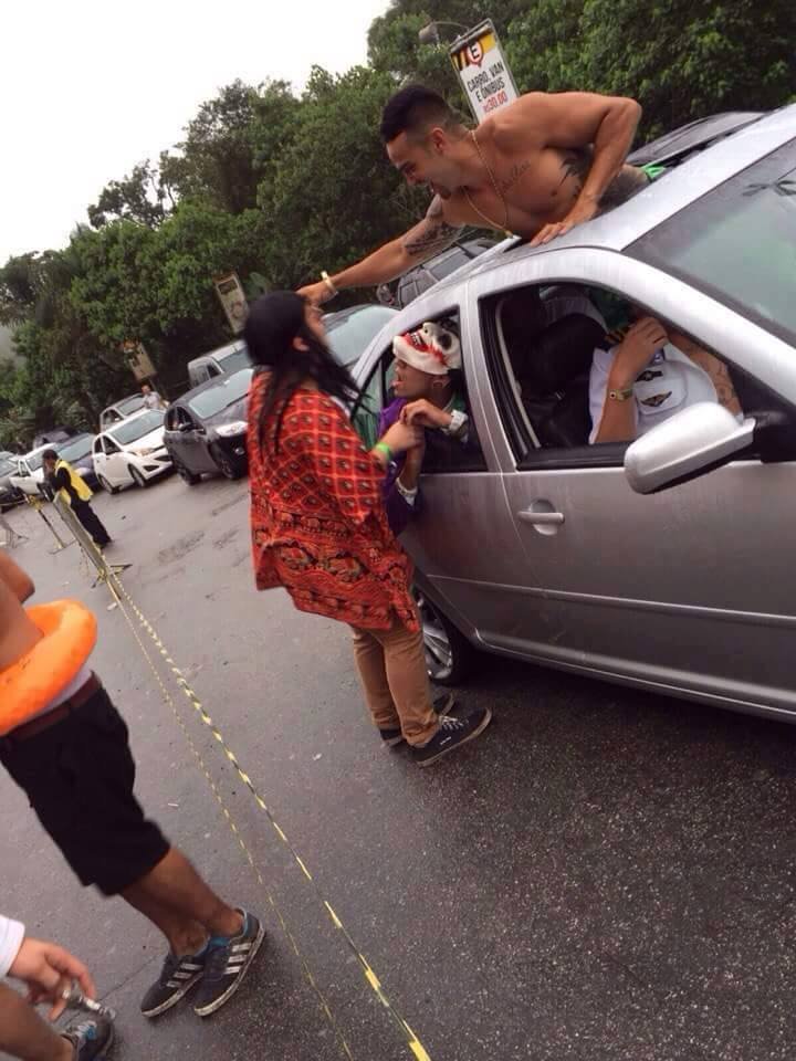 Força na peruca: fantasiado de mulher, rapaz beija 175 homens em festa