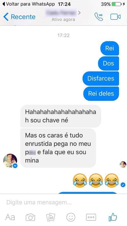 Força na peruca: fantasiado de mulher, rapaz beija 175 homens em festa