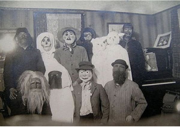44 fotos bizarras que provam que o Halloween já foi muito assustador