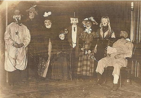 44 fotos bizarras que provam que o Halloween já foi muito assustador