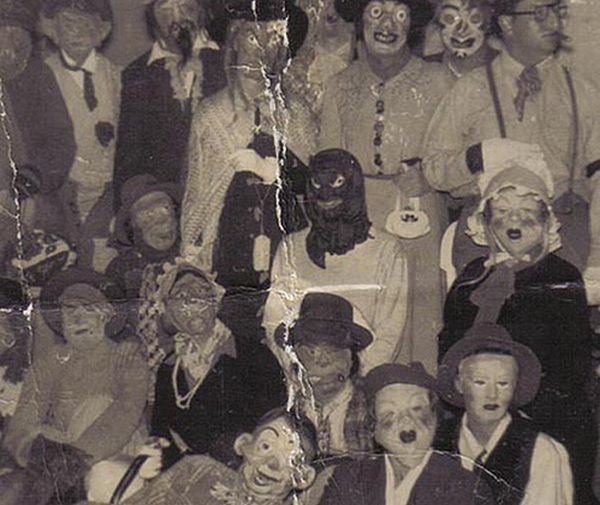 44 fotos bizarras que provam que o Halloween já foi muito assustador