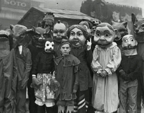 44 fotos bizarras que provam que o Halloween já foi muito assustador