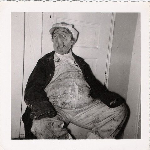 44 fotos bizarras que provam que o Halloween já foi muito assustador