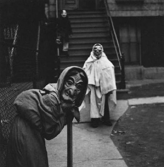 44 fotos bizarras que provam que o Halloween já foi muito assustador