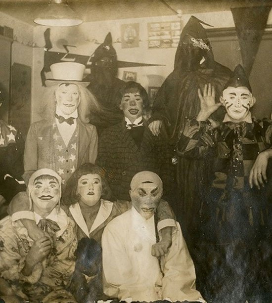 44 fotos bizarras que provam que o Halloween já foi muito assustador