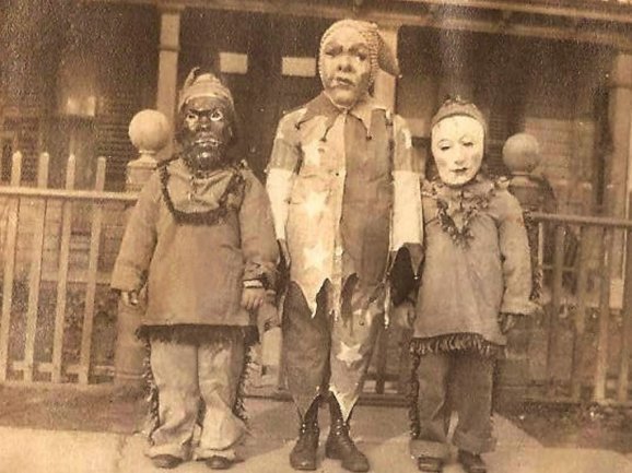 44 fotos bizarras que provam que o Halloween já foi muito assustador