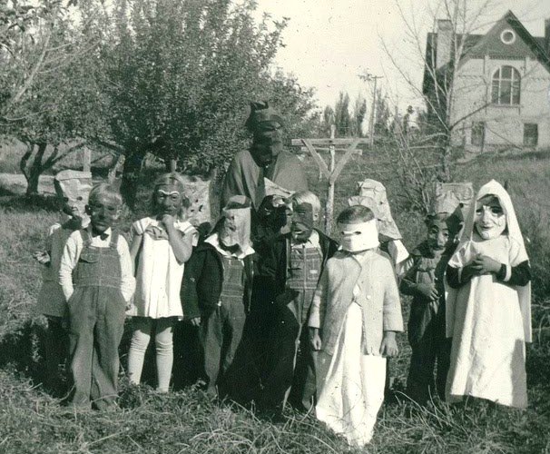 44 fotos bizarras que provam que o Halloween já foi muito assustador