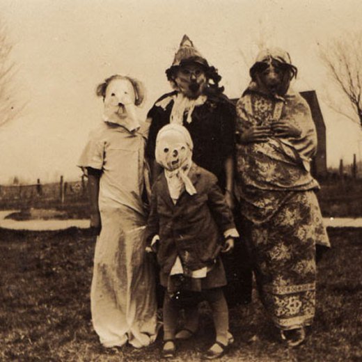 44 fotos bizarras que provam que o Halloween já foi muito assustador
