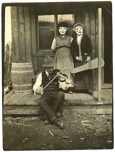 44 fotos bizarras que provam que o Halloween já foi muito assustador